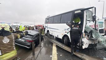 SON DAKİKA... Polisleri taşıyan servis kaza yaptı: 3ü ağır 29 kişi yaralandı, 1 polis şehit oldu