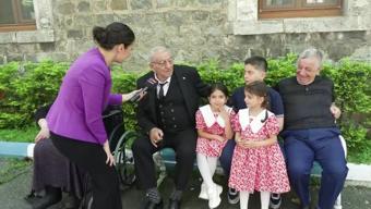 Gözleri kapıda... Sevdiklerini bekliyorlar