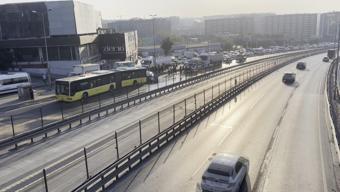 SON DAKİKA: Küçükçekmecede otomobil İETT otobüsüne çarptı 3 kişi hayatını kaybetti
