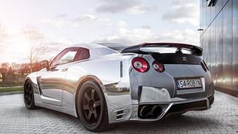 Gümüş Nissan GT-R