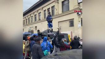 ABD’li rap şarkıcısı ‘Blueface’ sokakta para saçtı