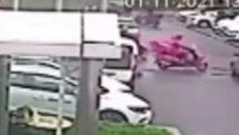 Motosikletli kurye otomobile çarptı