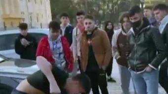 Öğrenciler kavga etti, arkadaşları vur diye bağırdı