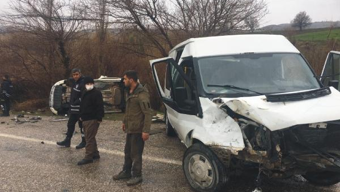 Öğretmenleri taşıyan servis minibüsü kaza yaptı