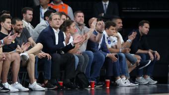 Burak Elmas salonu terk etti