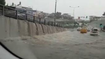 İzmirde sağanak; dere taştı, yollar göle döndü