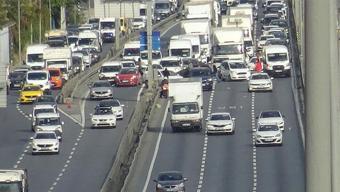 Son dakika... E-5te feci kaza otomobil takla attı: Yol trafiğe kapandı