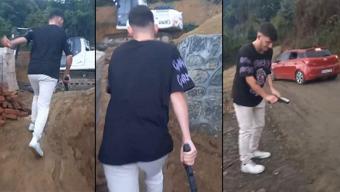 Tehlikeli eğlence kamerada: Arkadaşlarının bulunduğu otomobile defalarca ateş etti