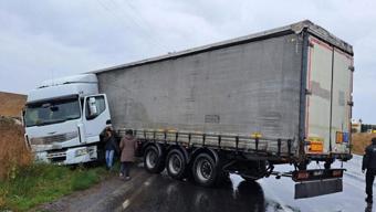 Sağanak yağışta kayan tır yolu trafiğe kapattı