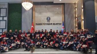 Enkazdan 17 kişiyi çıkaran itfaiyecilere çiçekli karşılama