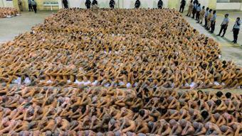 Dünya, El Salvadordan gelen görüntüleri konuşuyor: Mega hapishaneye böyle götürüldüler