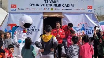 Oyun ve etkinlik çadırında çocuklara moral ve eğitim desteği