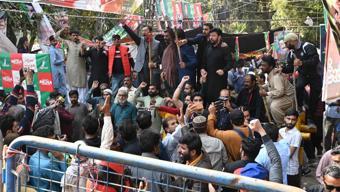 Pakistan’da tansiyon yükseldi Eski Başbakan Khana gözaltı girişimi