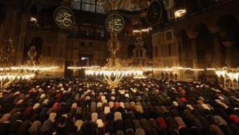 Teravih namazı cemaatle mi kılınır Bugün teravih namazı evde tek başına kılınır mı