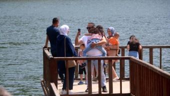 Bayram tatilinde Gölcük Tabiat Parkına tatilci akını