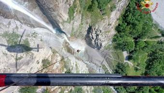 İtalya’da iniş sırasında mahsur kalan dağcılar böyle kurtarıldı