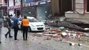 Ağır hasarlı bina, şiddetli yağmurla çöktü