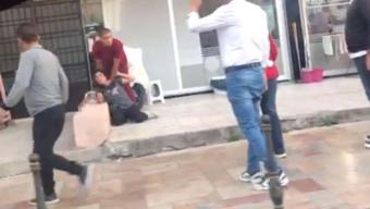 Cadde ortasında eşini bıçaklayan şüpheliyi linç girişimi