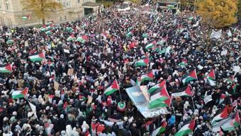 Almanyada Gazze yürüyüşü: Çocuklar uyurken sessiz olun, ölürken değil