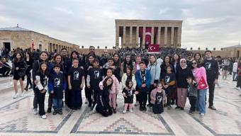 Hastane personeli ve çocukları Atanın huzurunda