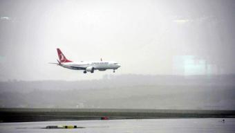 İstanbulda fırtına hava ulaşımını olumsuz etkiledi