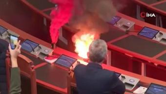 Arnavutluk’ta muhalif milletvekilleri parlamentoda yangın çıkardı