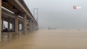 Çin’de kargo gemisi köprüye çarptı: 4 kayıp