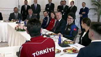 Cumhurbaşkanı Erdoğan gençlerle buluştu: “19 Mayıs milletimizin hür ve bağımsız yaşama kararlılığının sembolüdür”