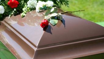 Öldü sanıldı, cenazede canlandı