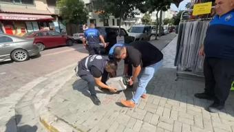 Avcılarda kaldırımları işgal eden yüzlerce duba, lastik, palet, flama toplandı