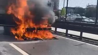 Beylikdüzü D-100de araç yangını