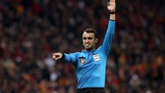 Trabzonspor - Fenerbahçe maçında topa tutulan VAR hakemi Atilla Karaoğlana, UEFAdan görev