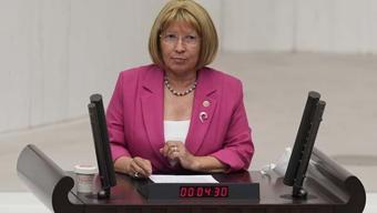 SON DAKİKA | CHP milletvekili Nurten Yontar Meme Kanseri olduğunu duyurdu Farkındalık için peruğunu çıkardı...