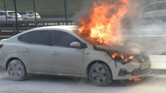 Sefaköyde bir araç seyir halindeyken alev aldı