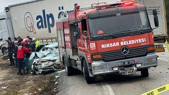 Otomobil ile TIR çarpıştı: 2 ölü, 1 yaralı