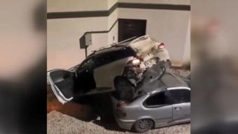 Kontrolden çıkan otomobil, park halindeki otomobilin üzerine düştü