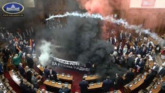 Dünya bu görüntüleri konuşuyor: Meclis savaş alanına döndü