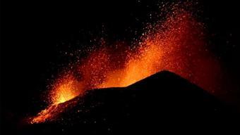 Etna Yanardağı yeniden faaliyette Lav ve kül geceyi aydınlattı...