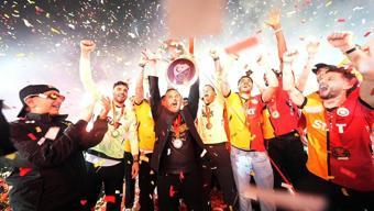 Galatasaray, şampiyonluğu Yenikapıda kutladı Aslan, kupasını aldı