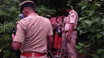 Hindistan ormanlarında şok Rus anne ve iki kızı mağarada bulundu: Yılanlar dostlarımız, insanlar tehlikeli...