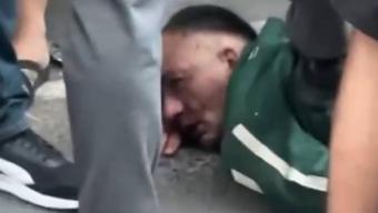 Sokak ortasında sevgilisini bıçakladı Mahalleli tarafından linç edildi