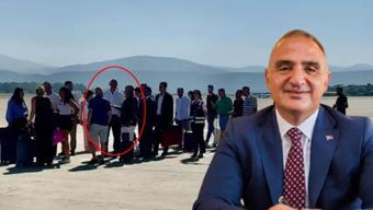Bakan Ersoydan uçak önünde dikkat çeken görüntü Vatandaşlarla birlikte sıra bekledi