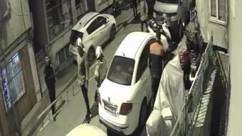 Annesini dövdü, kendisini odaya kilitledi