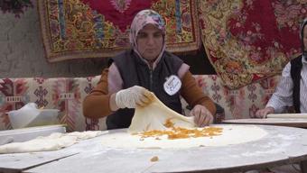 Kızılinlerde yapılan bal kabaklı gözleme ilginç lezzeti ile dikkat çekiyor