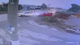 İzmirde iki otomobil çarpıştı: 2 ölü