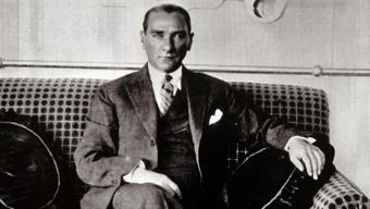 CANLI | 7den 70e 10 Kasım hüznü yaşanıyor: On binler sevgi, saygı ve özlemle Atasını anıyor Erdoğan: Türkiye emin adımlarla ilerliyor