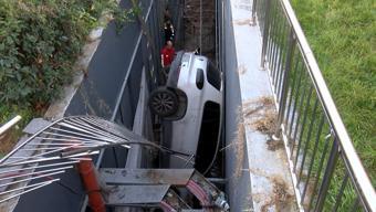 Bahçelievlerde akılalmaz kaza: 9 araca çarptı, 5 metre yükseklikten boşluğa düştü