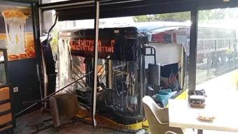 Otomobil ile çarpışan İETT otobüsü börekçiye daldı