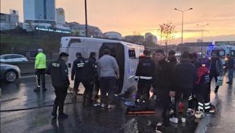 Maltepede minibüs devrildi: 5 yaralı