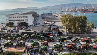 Yunanistanda protestolar yayılıyor Çiftçiler limanı kapadı, balıkçılar tekneleriyle destek verdi: Sıradaki adres Selanik...